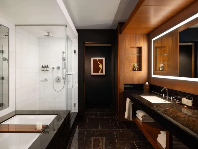 Fairmont Gold, Suite, King Bed، Fairmont Pacific Rim 4/4