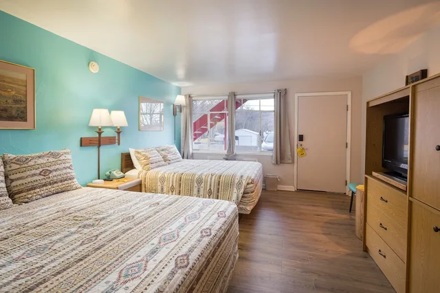 غرفة قياسية بسريرين كوين، Apache Motel 2/3