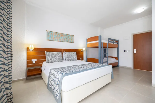 غرفة عائلية بسرير مزدوج وسرير بطابقين، Petunya Beach Resort 1/6