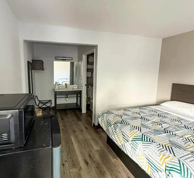 غرفة بسرير كوين للمدخنين، Motel6 Enfield, CT - Hartford 1/9
