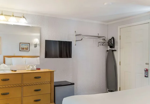 غرفة بسرير كينج لذوي الإعاقة، Americas Best Value Inn Suites Hyannis Cape Cod 4/4