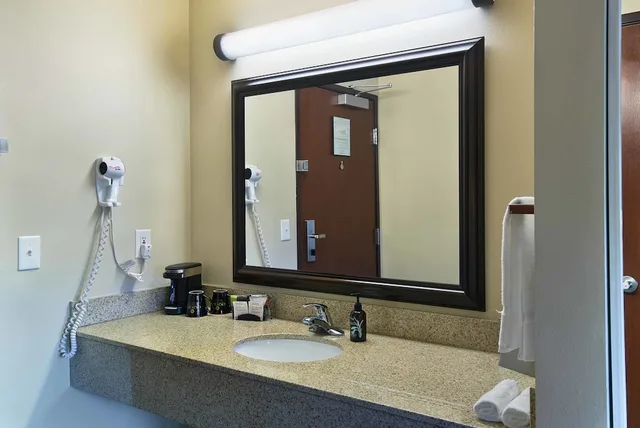 جناح بسرير كينج مع أريكة، Oxford Suites Yakima 3/3