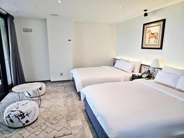 غرفة بسريرين منفصلين بإطلالة، Hotel Gite 2/10