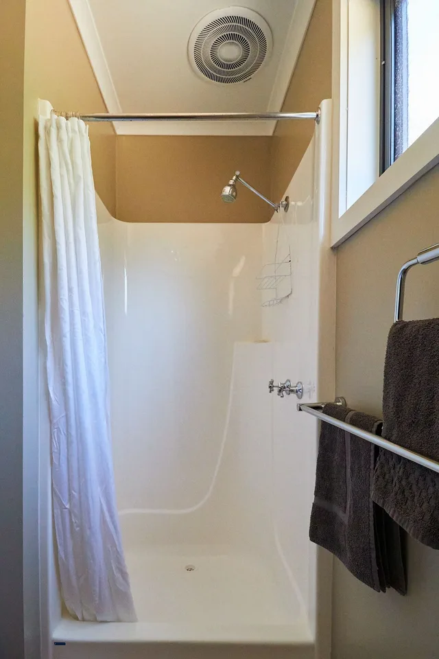 2 Bedrooms, Beach, Chalet, Queen and Twin Beds، SURFSIDE HOLIDAY PARK 2/2