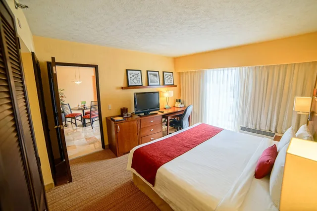 جناح جونيور بسرير كينج بإطلالة على المدينة مع أريكة، Courtyard By Marriott Puebla Las Animas 6/10