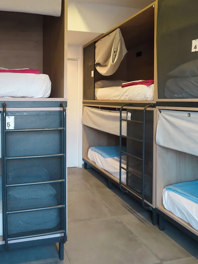 Pod, 6 Beds, 6 Bunk Beds, with View, Balcony، Athens Backpackers 2/2