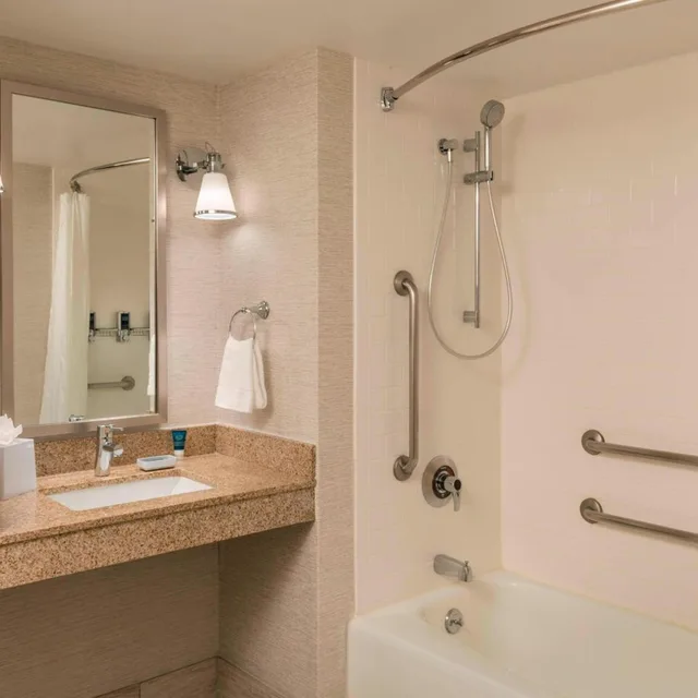غرفة بسرير كينج بحوض استحمام لذوي الإعاقة، Four Points by Sheraton Boston Logan Airport Revere 4/7