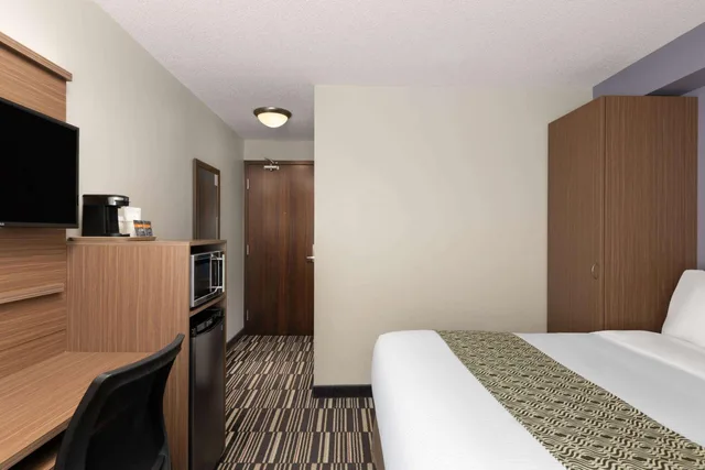 غرفة بسرير كينج وسرير كوين، Microtel Inn And Suites By Wyndham Kirkland Lake 2/8