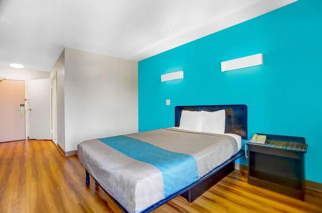 Room, Queen Bed, Accessible, Motel6 Raleigh, NC - North 5/10
