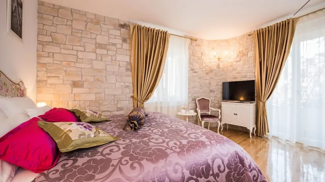 غرفة بريميوم بسرير كينج بإطلالة على المدينة بشرفة، Priska Heritage Rooms 1/4