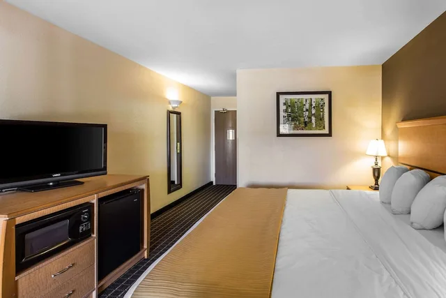 Efficiency, Suite, King Bed, Sofa، Quality Inn & Suites Silverthorne - Copper Mountain 2/4