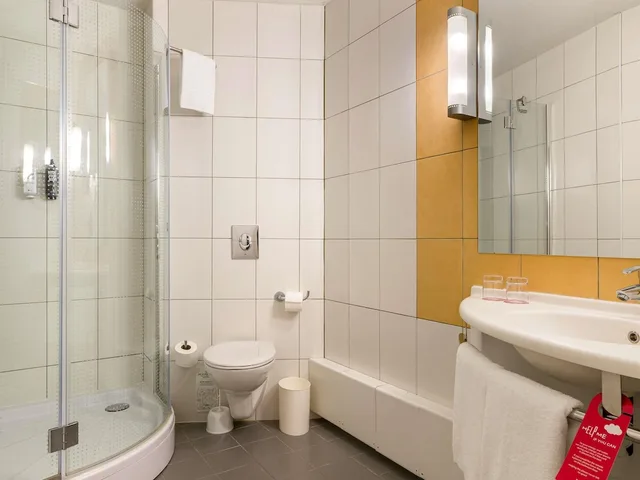 Family, 1 Double and 1 Single Bed, Ibis Kiev City Center 7/9