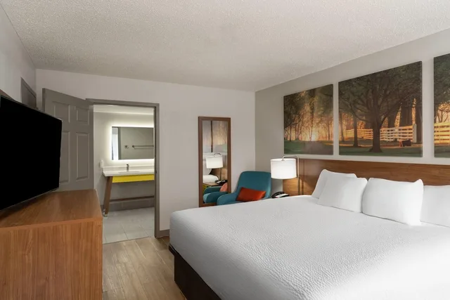 غرفة بسرير كينج لذوي الإعاقة، Days Inn by Wyndham Clanton, AL 1/8