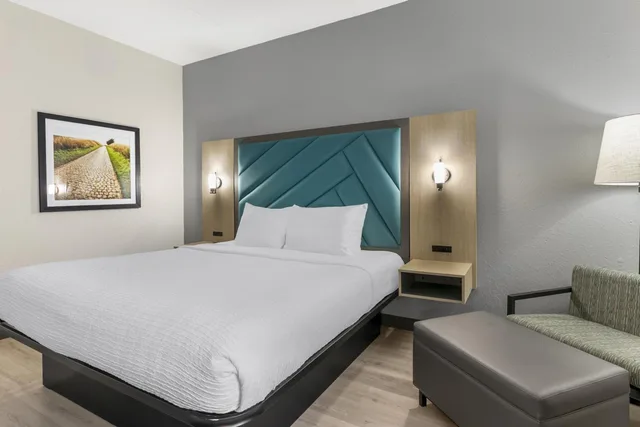غرفة بسرير كينج بحوض استحمام لذوي الإعاقة، Best Western Eagles Inn 4/8