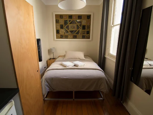 Private, Double Bed, Shared Bathroom، Cambridge Lodge Hostel Backpacker 1/2