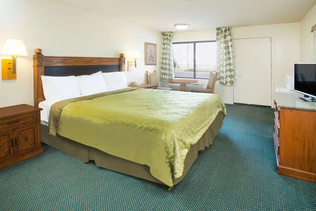 Room, King Bed, Accessible, Travelodge by Wyndham Indio 1/2