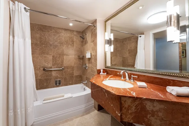 غرفة بسريرين كوين بشرفة بإطلالة جزئية على البحر، Monterey Plaza Hotel & Spa 4/4