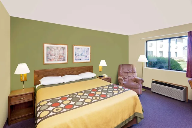 غرفة بسرير كينج، Super 8 by Wyndham Dyersville near Field of Dreams 2/4