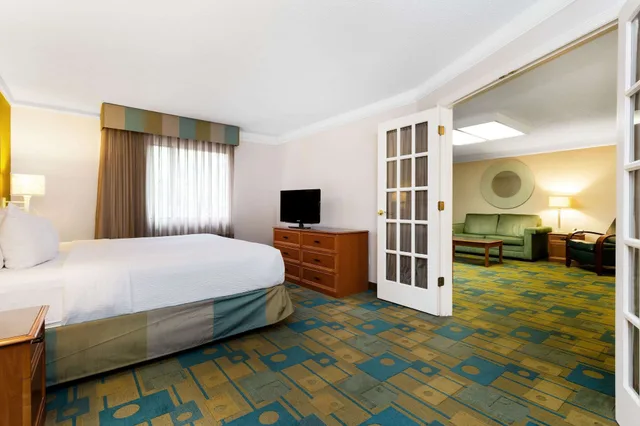 جناح ديلوكس بسرير كينج، La Quinta Inn & Suites by Wyndham St. Pete-Clearwater Airpt 1/1