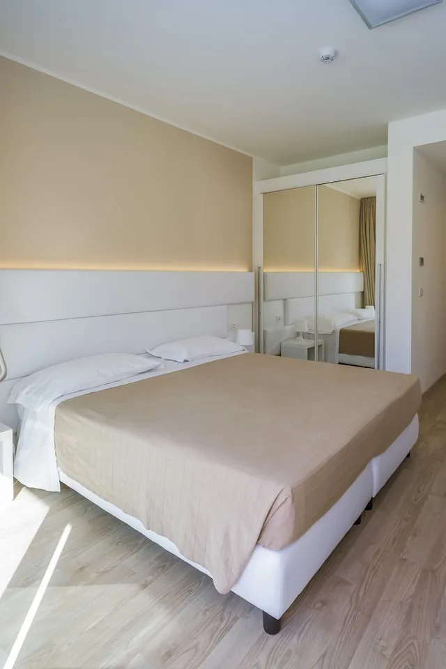 غرفة عصرية ثلاثية بسرير مزدوج وسرير فردي، Villa Katy 1/5