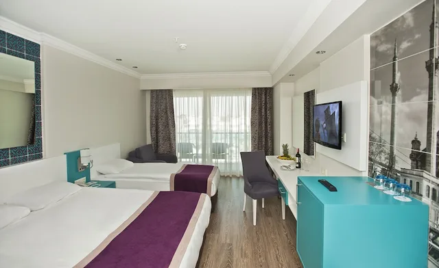 غرفة قياسية بسرير كوين وسرير فردي مع أريكة، Crystal Waterworld Resort and Spa 2/4