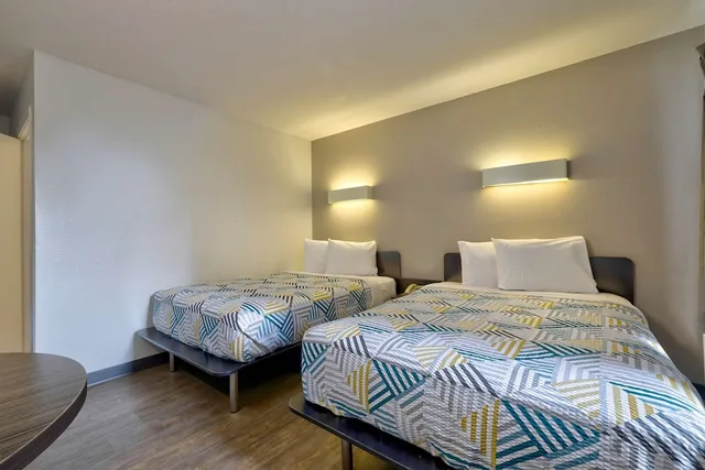 غرفة قياسية بسريرين مزدوجين لذوي الإعاقة، Motel6 Oshkosh, WI 1/10