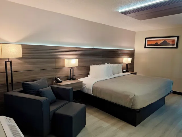 Room, King Bed, Accessible, Quality Inn & Suites Wytheville 4/7