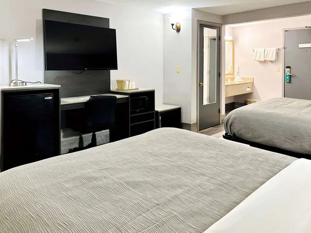 Room, 2 Queen Beds, Quality Inn Raynham - Taunton 5/9