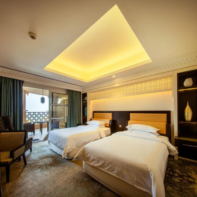 غرفة سوبيريور ديلوكس بسريرين منفصلين بإطلالة على البحر بشرفة، Sheraton Sharjah Beach Resort Spa 4/9
