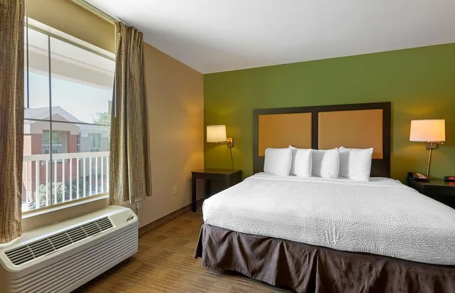 Deluxe, Studio, King Bed, Sofa, Accessible, Extended Stay America Select Suites Phoenix Airport E Oak St 1/6