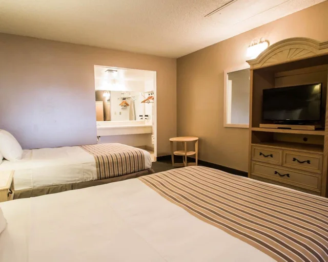 Standard, 2 Double Beds, Rodeway Inn Apopka 3/6
