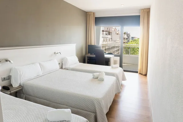 غرفة عائلية رباعية بسرير مزدوج وسريرين منفصلين، Hotel Planas 3/6