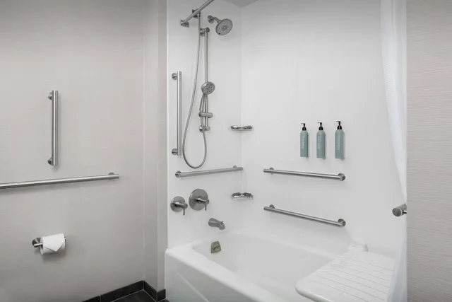 غرفة قياسية بسرير كينج مع أريكة، Courtyard by Marriott Bozeman 8/8