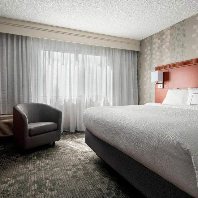 جناح بسرير كينج مع أريكة لذوي الإعاقة، Courtyard by Marriott San Francisco Airport 1/6