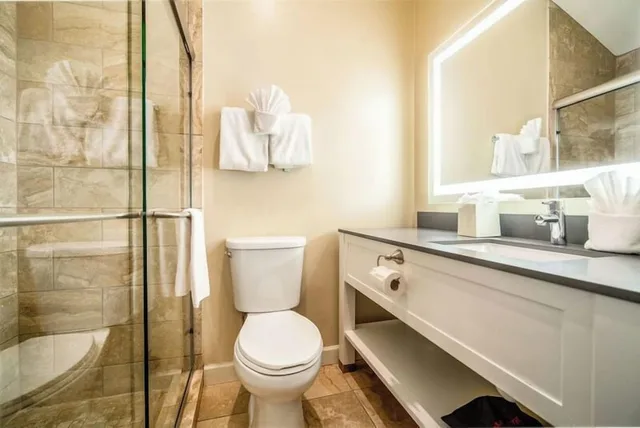 جناح بسرير كينج بشرفة لذوي الإعاقة، Waterside Suites And Marina 3/4