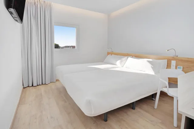 غرفة بسريرين منفصلين، B&B HOTEL Porto Expo Aeroporto 1/5