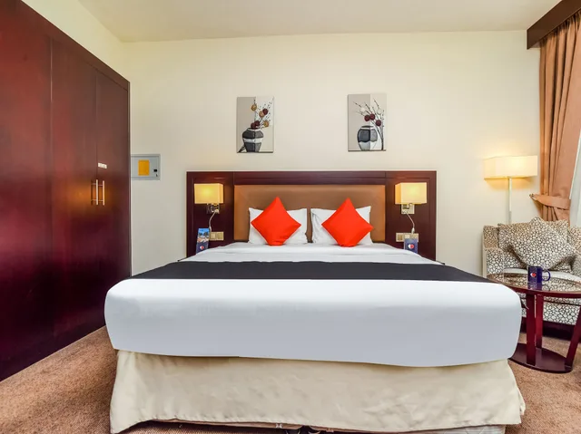 Deluxe, King Bed, Landmark Summit Hotel 1/7