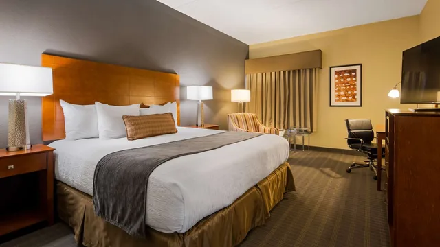 غرفة بسرير كينج بحوض استحمام لذوي الإعاقة، Best Western Delta Inn 1/2