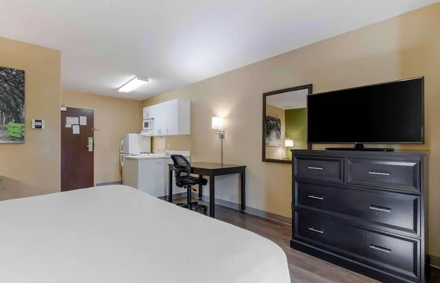 غرفة بسرير كينج بمطبخ لذوي الإعاقة، Studio 6 Corporate Extended Stay Rochester Henrietta NY 5/10