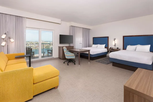 جناح بسريرين كوين بشرفة مع أريكة، Hampton Inn and Suites by Hilton Clearwater Beach 1/3