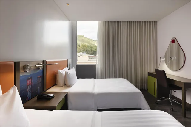 Room, Twin Beds, Hampton by Hilton Bogota - Usaquen 3/3