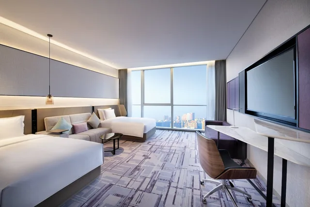 غرفة قياسية بسريرين منفصلين بإطلالة على البحر مع دخول صالة النادي، Crowne Plaza Dalian Xinghai 3/10