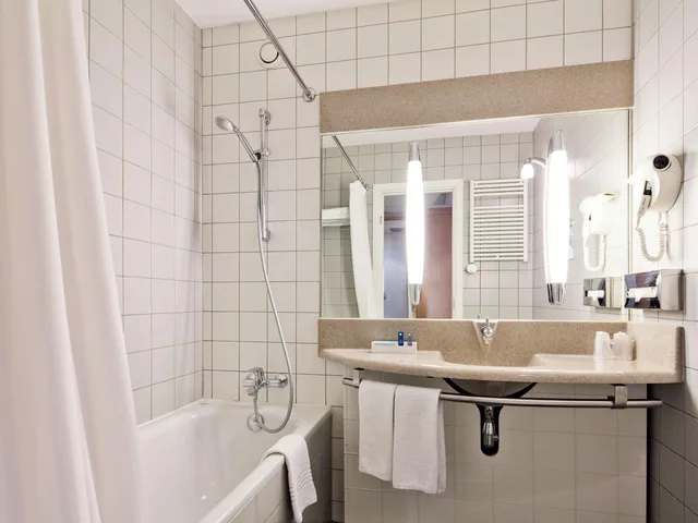 Room, Queen Bed, Novotel Warszawa Centrum 3/3
