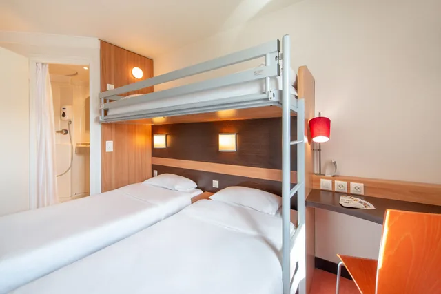 غرفة قياسية ثلاثية بسريرين منفصلين وسرير بطابقين، B&B Hotel Cholet Nord 3/9