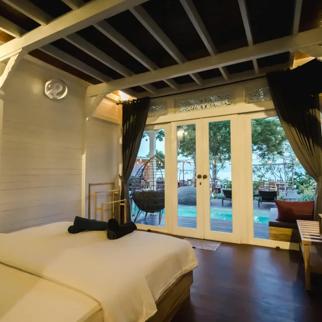 Deluxe, Beach Front, Pool Access، Mambo Beach Resort 1/4