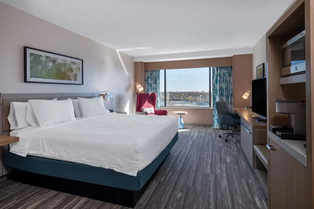 غرفة بسرير كينج بإطلالة على النهر، Hilton Garden Inn Toledo Downtown OH 2/4