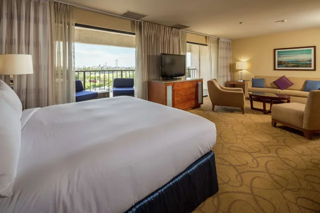 جناح تنفيذي بسرير كينج بشرفة، DoubleTree by Hilton Hotel Carson CA 1/3