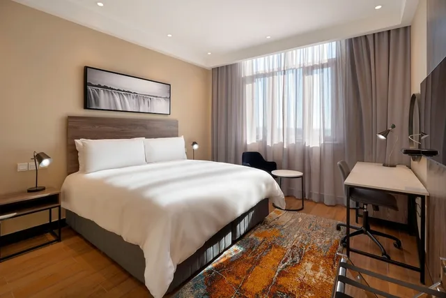 جناح بسرير كينج بإطلالة على الحديقة بغرفة نوم واحدة، Protea Hotel by Marriott Lusaka International Airport 1/3