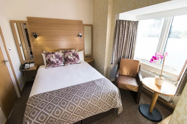 Budget, Double Bed, The Fairlawns Hotel And Spa 3/8