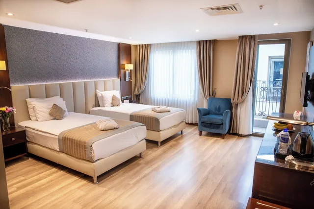 جناح بسريرين منفصلين بغرفة نوم واحدة مع أريكة، Grand Aras Hotel Suites Istanbul Sisli 1/2